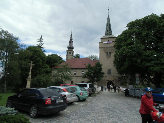 Kurz vor Kojetin eine Burg, die kürzlich noch verfiel und rundum abgesperrt war. Heute findet hier ein großes Kinderfest statt.