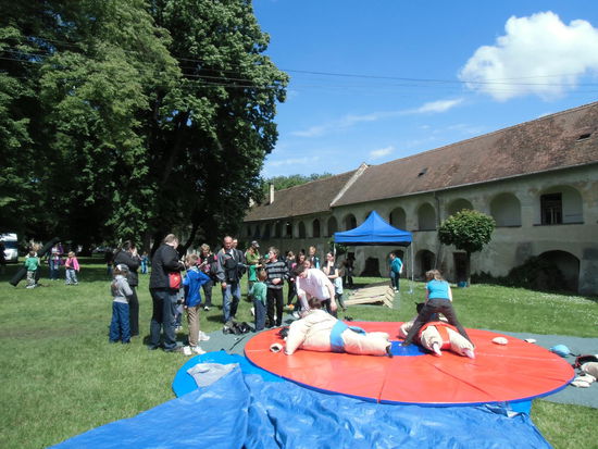 Man zahlt nur einen kleinen Eintritt in die Burganlage, für die Kinder ist die Benutzung aller Spielgeräte gratis. Ein Vergnügen, das alle hergelockt hat.