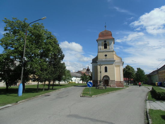 Typisch in Mähren: Kleine Kirchen stehen mitten im Dorf, die Straße führt zu beiden Seiten vorbei