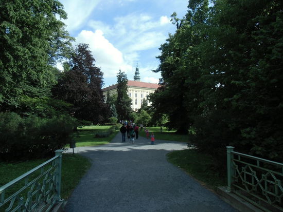 Blick von einer Brücke im Schloßgarten auf die bischöfliche Sommerresidenz