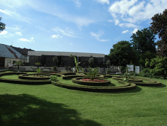  Solch ein Park würde einer Großstadt gut anstehen,  die Bischöfe ließen ihn zu Repräsentationszwecken anlegen und demonstrierten ihren internationalen Besuchern aus Adel und Geistlichkeit ihre weltliche Macht