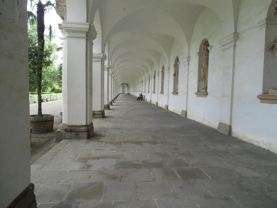 400 Meter lang dieser Säulengang, mit Figuren aller griechischen Helden