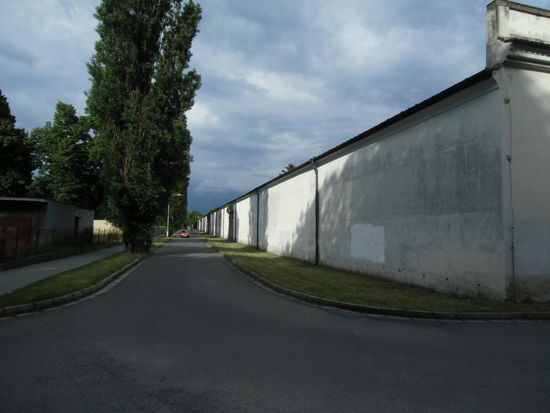 So sieht die Rückseite des Säulenganges aus, die Bischöfe hatten sich mit einer hohen Mauer vor dem gemeinen Volk verschanzt.