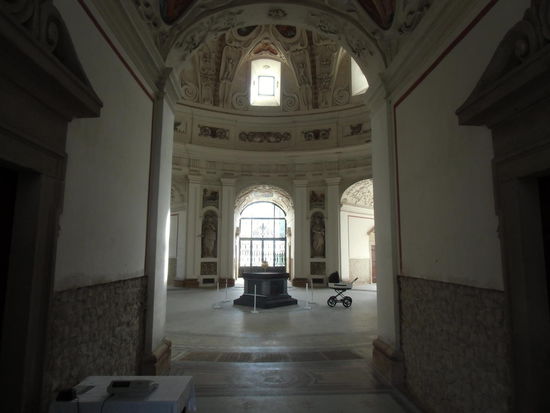 Im Zentum ein Rondell mit Flüsternischen, reich verziert mit Stuck und Marmor