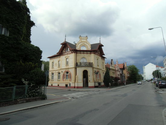 Auf dem Rückweg fahren wir auf einer Straße mit Villen im Jugendstil, alle vom Feinsten restauriert. Kromeriz allein war diese Reise wert !