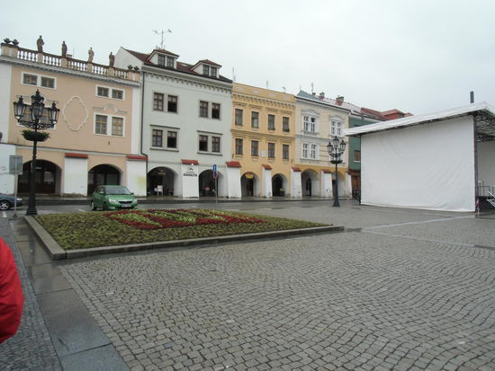 Abends regnet es leider schon wieder, aber auffällig ist doch, wie leer der Marktplatz ist. Kromeriz ist vom Tourismus noch nicht entdeckt !