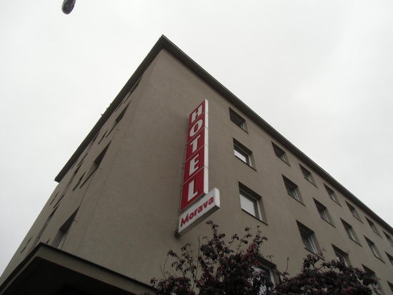 Endlich unsere Unterkunft, ein Plattenbau der kommunistischen Zeit, aber wenigstens mit warmem Wasser im Bad. Im übrigen voll belegt mit ukrainischen Gastarbeitern, die im Schichtwechsel ihre Zimmer doppelt belegt haben sollen.