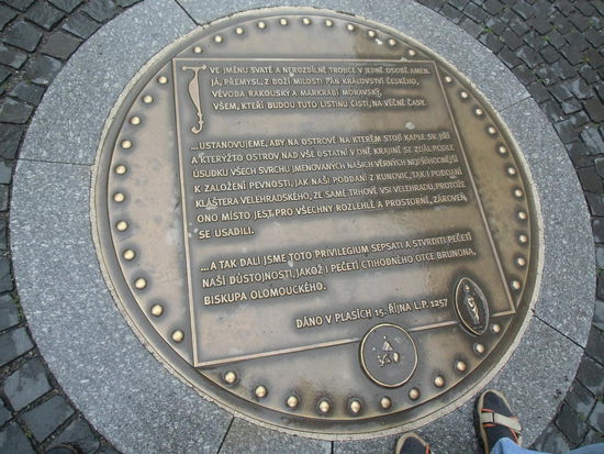 In den Boden der Fußgängerzone sind Platten mit Bemerkungen zur Stadtgeschichte eingelassen, leider nur in tschechisch