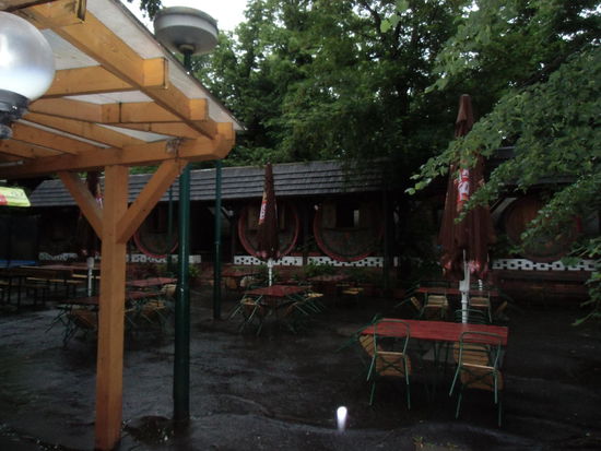 Im Biergarten sind die Stühle auch schon hochgeklappt..
