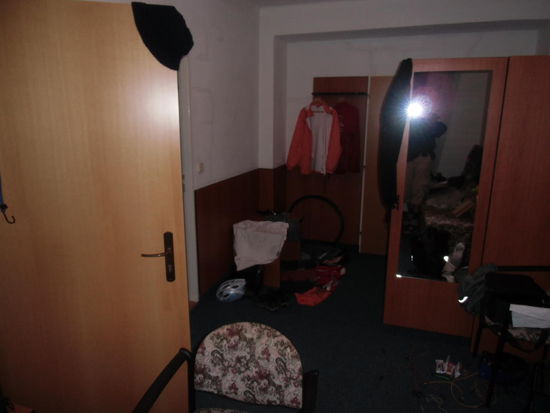 Unser Zimmer ist gerade groß genug, um alle unsere nassen Sachen wenigstens zum Abtropfen aufhängen zu können.
