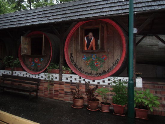 und das, wo man hier so urgemütlich in den riesigen Fässern sitzen und zechen könnte!