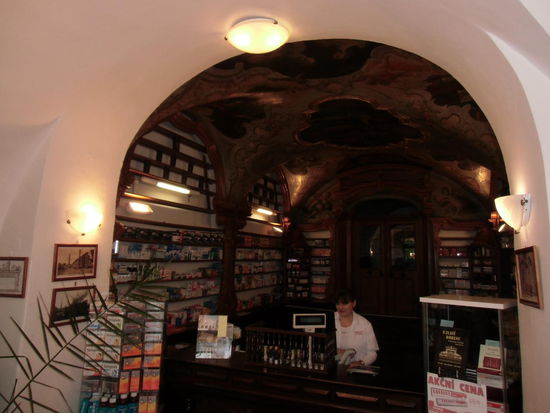 Eine königlich-privilegierte Apotheke, die der Pächter liebevoll ausgebaut hat.