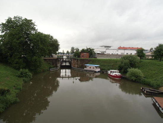 Eine Wasserstraße parallel zur March, gebaut in den Zwanziger Jahren des 20.Jahrhunderts, als man davon träumte, eine Kanalverbindung von der Oder zur Donau durch Mähren schaffen zu können. Den Anstoß dazu gab ein Schuhfabrikant aus Zlin, Herr Bata, der in Zlin die größten Schuhfabriken der Welt aufgebaut hatte und für das zugehörige Kraftwerk einen billigen Transportweg für die Kohle benötigte. Dank seines Einflusses wurde das mittlere Kanalstück tatsächlich bis fast nach Hodonin gebaut, dabei die March begradigt, Fischteiche angelegt und Umschlagsanlagen am Kanal gebaut, die heute unter Denkmalschutz stehen. Der Kanal ist heute für Freizeitschipper benutzbar und unter Wassersportlern ein Geheimtip.