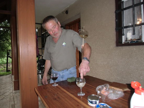 Nicht aus der Flasche wird gezapft, sondern mit diesem Heber wird er direkt aus dem Faß gesaugt und mit einer eleganten Schankbewegung über den Arm ins Glas abgelassen.