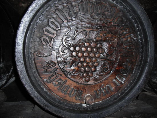 Kostbarkeiten sind auch die Fässer selbst, handgeschnitzt von den Vorvätern