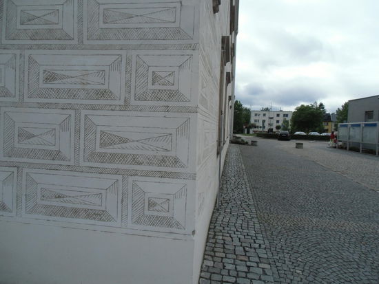 , dabei wurde geschickt eine optische Täuschung verwendet. Sie Natursteinstrukturen sind nur aufgemalt, aber täuschend echt.