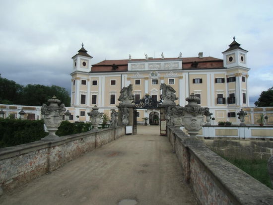 Als sei gestern erst die Restaurierung abgeschlossen, so strahlt das Schloß in der Abendsonne