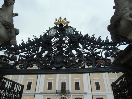 feinste Schmiedearbeiten über dem Eingangsportal