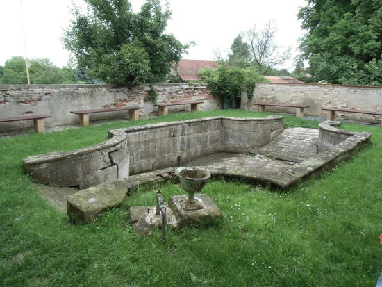 Hier muß noch etwas gegen den Verfall getan werden: Die Waschanlage für die Pferde der früheren Schloßherren