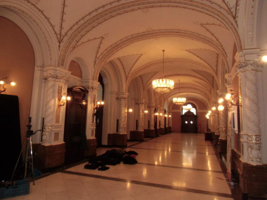 Man kann, wenn man einfach den Bühnenarbeitern beim Reintragen eines Stuhles hilft. Ein Blick ins Foyer, in das man sonst nur mit Theaterkarten kommt.