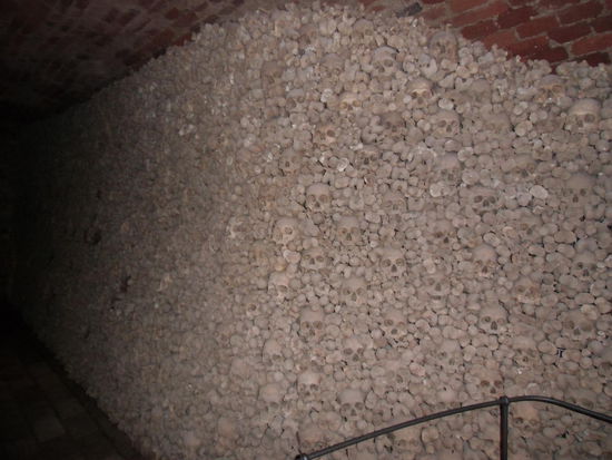 In der Kellergruft einer Kirche gibt es Schauriges zu bewundern: Aus menschlichen Schädeln aufgestapelte Wandverkleidungen. Hatte man hier früher die Toten nicht beigesetzt, sondern deren Schädel präpariert und gesammelt?