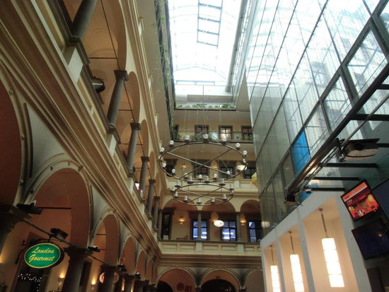 Einkaufspassagen sind nicht in Beton und Glas, sondern in alten Geschäftshäusern stilvoll integriert.