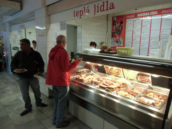 Erichs Geheimtipp zur Mittags-Brotzeit, ein Stehimbiß genau gegenüber dem Bahnhof, preiswert, schmackhaft und reichlich