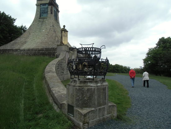 Auf einem freien Feld ein weithin sichtbarer Hügel mit einem Denkmal. Genau hier hat die Schlacht stattgefunden, im zugehörigen Museum wird alles genau beschrieben.