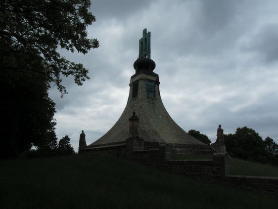 Die Besiegten haben das Denkmal errichtet, die Schlacht muß ein grausames Gemetzel gewesen sein, aus dem Napoleon durch seine List als Sieger hervorging. Wie hätte die Gedenkstätte wohl ausgesehen, wenn der Sieger sie hätte bauen lassen ?