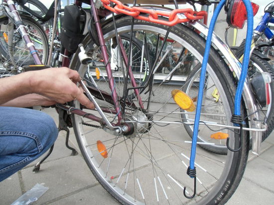 Der Fachmann weiß sofort, welche Mutter ich brauche. Er kramt in einem Karton mit Hunderten von Muttern, eine einzige passt! Welch ein Glück !