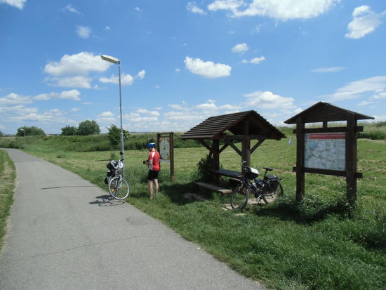 Endlich ein Sonnentag! So können wir unsere Tour von Uherske Hradiste nach Hodonin doch noch mit dem Rad vollenden. Sie führt im Marchtal auf eigenen Radwegen durch malerische Orte und an Fischteichen entlang.
