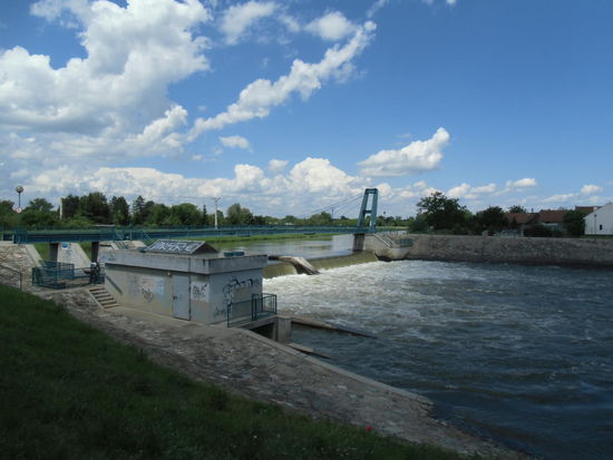 Der viele Regen zeigt Folgen: Die March führt sehr viel Wasser. Und das in einer Gegend, die sonst im Sommer künstlich bewässert werden muß