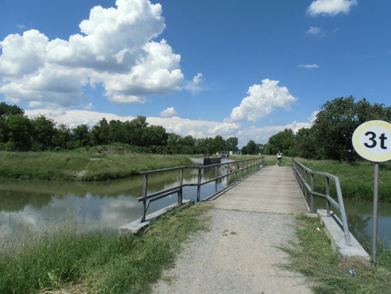 Drüben geht der Kanal weiter- gleich mit einer Schleuse