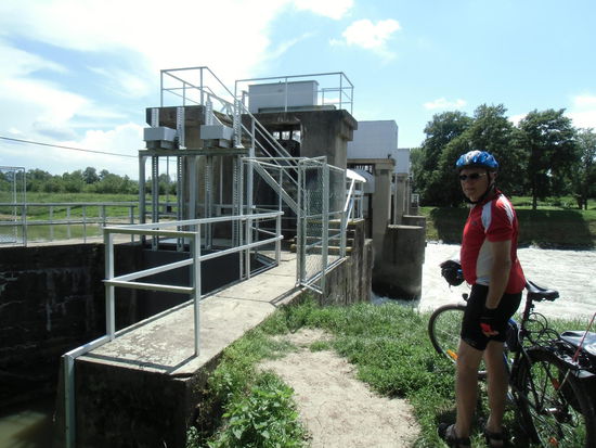 Ausgerechnet über diese Staustufe führt unser Fahrradweg. Da hilft nur rübertragen