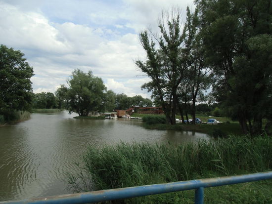 bis kurz vor Skalica in der Slowakei, wo der restaurierte Teil des Kanals heute endet. Hier ist ein Freizeitzentrum entstanden, in dem man auch Hausboote mieten kann.