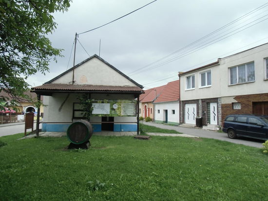 Im Zentrum von Mutenice ein Lagerhaus