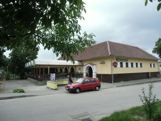 ...un d ein großes Lokal für die Weinverköstigung.