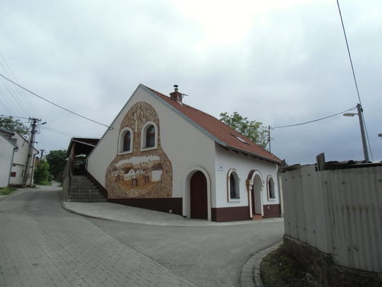 Die Leute überbieten sich in der Bemalung ihrer Häuseingänge oder gar ganzer Hauswände. denn das zweite Bein für den Broterwerb bietet die Unterbringung der Wein kostenden Gäste, da muß was vozuzeigen sein!