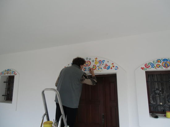 Selbst ist der Mann, auch beim Verzieren mit komplizierten Mustern