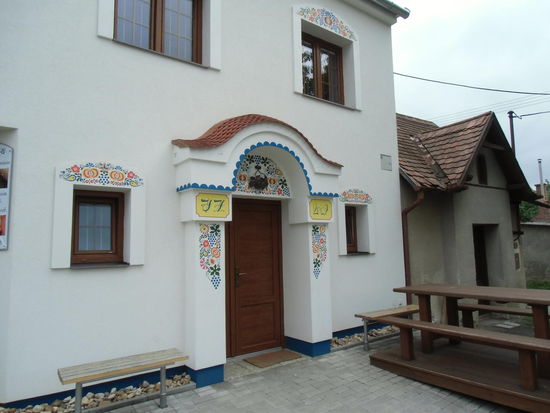 Gezecht und verkostet wird draußen - denn meistens scheint in Mähren ja die Sonne. Ausschlafen kann man dann ein Stockwerk höher beim Winzer.