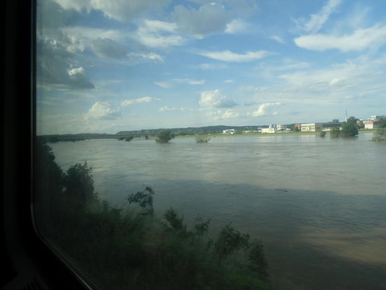 Mein letzte Schnappschuß aus dem Abteilfenster. Die Elbe etwas unterhalb von Dresden. Da war das Hochwasser auf der March ja noch moderat !