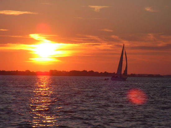 Wind ist nicht viel, aber er kommt wenigstens nicht von vorn, da können wir heute noch bis Glückstadt gleiten.