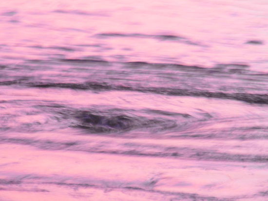 Dabei staunen wir über die Stärke der Strömung. Direkt neben uns läuft des Wasser vom trockenfallenden Watt wie über ein Wehr ab und bildet gewaltige Strudel.