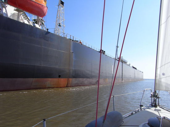 An der Ostemündung überholt uns ein Massengutfrachter mit ganz langsamer Fahrt. Wie will der denn mit dieser Tide noch bis Hamburg kommen ?