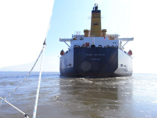 Als er endlich an uns vorbei ist, können wir nach Brunsbüttel abdrehen, so dass uns der seitliche Wind noch etwas schneller voranbringt. Später sehen wir ihn vor Brunsbüttel wieder, er bringt wohl Kupfererzkonzentrat für Aurubis und wird das in Brunsbüttel abladen.