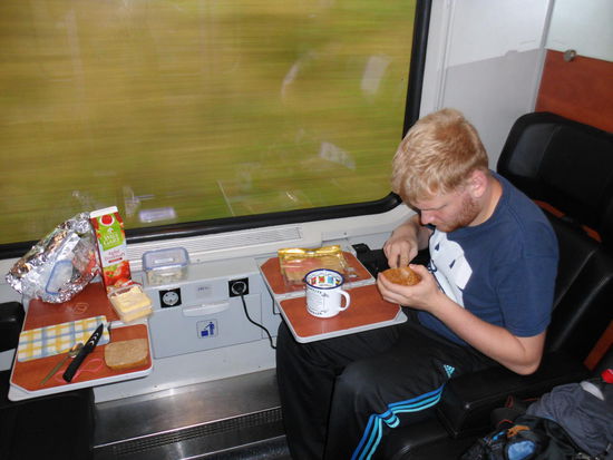 Mehr noch, auf unser Ticket notiert er gleich für seinen tschechischen Kollegen, dass wir die erste Klasse benutzen dürfen. So ein Luxus setzt Maßstäbe, auf die wir mit unserer Selbstverpflegung eigentlich nicht vorbereitet sind. 
Da fängt die Reise ja gut an und man sollte die Bahn auch mal loben.