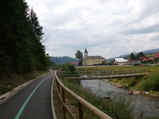 Immer an der Bystrica entlang, der Radweg ist erst 2013 eröffnet worden, mit Gegenverkehr brauchen wir nicht zu rechnen.