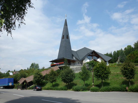 Nach Terchova in der Mala Fatra müssen wir noch mal über ein Gebrirge. Unterwegs ein schmucker Kirchenneubau, modern und doch im traditionellen slowakischen Baustil
