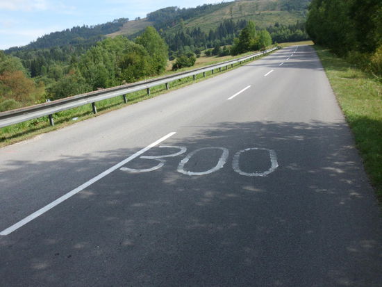 Ein netter Service für Radler: noch 300 Meter bis zur Paßhöhe. Nur, ob es Straßenmeter oder Höhenmeter sind, das wissen wir noch nicht ganz genau......
