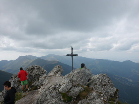 Wir sind oben. Leider sind Richtung Hohe Tatra viele Wolken aufgezogen.